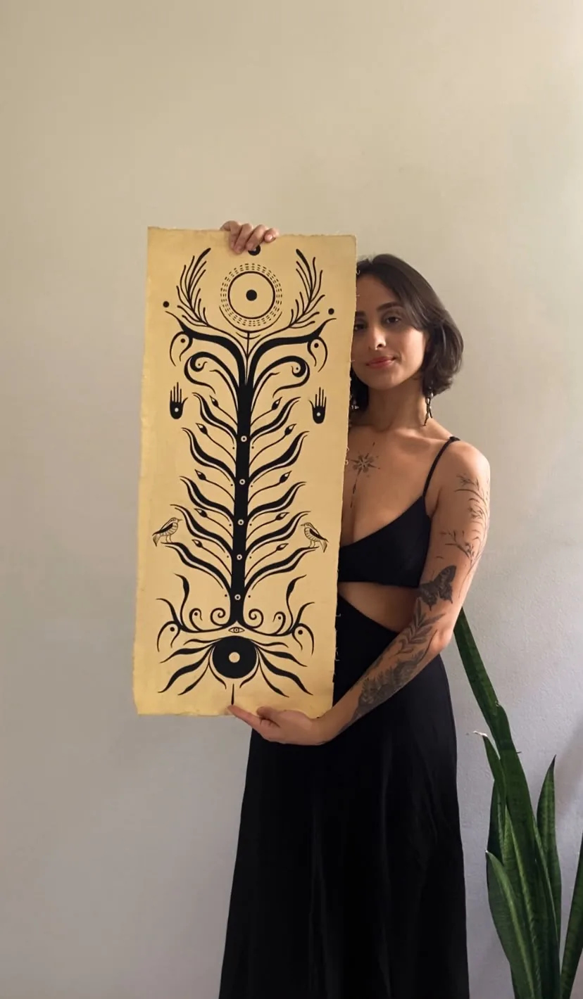 Cecília segurando pintura em nanquim